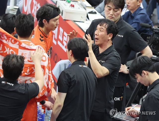 작전 지시하는 신영철 감독