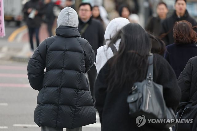 두꺼워진 출근길 옷차림