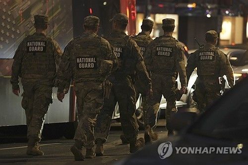 백악관 인근 총격 사건 직후 현장에서 이동하는 주방위군