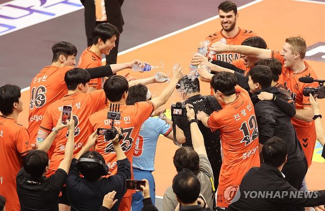 물세례 받는 OK저축은행 신영철 감독