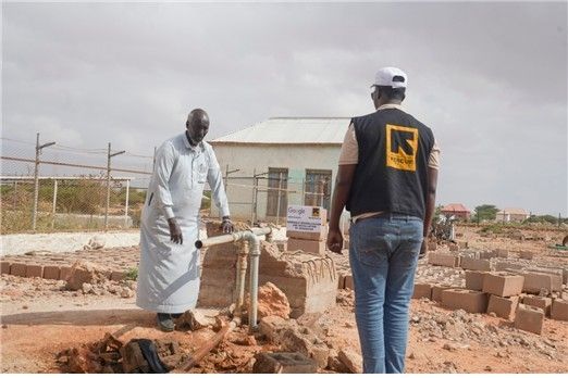 국제구조위원회가 소말리아 가뭄 피해 지역에 제공될 식수 시설을 테스트하는 모습