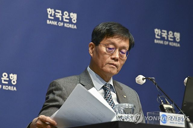 금통위 통화정책방향 기자간담회 하는 이창용 한은 총재