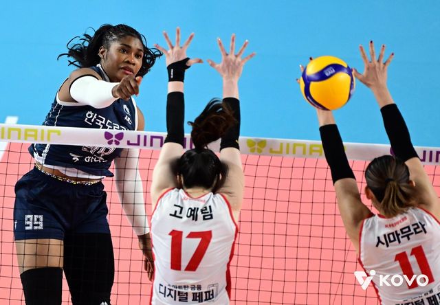 공격하는 한국도로공사의 모마(맨 왼쪽)