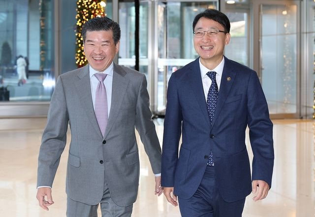 제임스 김 암참 회장(왼쪽)과 임광현 국세청장