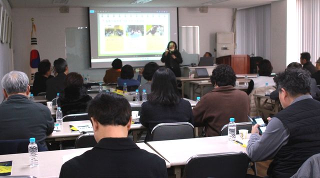 칠레 한글학교 운영 사례 발표하는 유미 교장