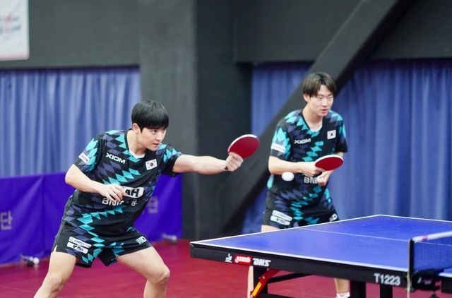 남자 복식 콤비로 훈련하는 박강현(왼쪽)과 오준성