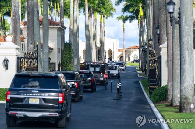 트럼프 인터내셔널 골프클럽 들어서는 트럼프 대통령 차량 행렬