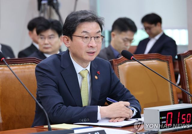 의원 질의에 답하는 이억원 금융위원장