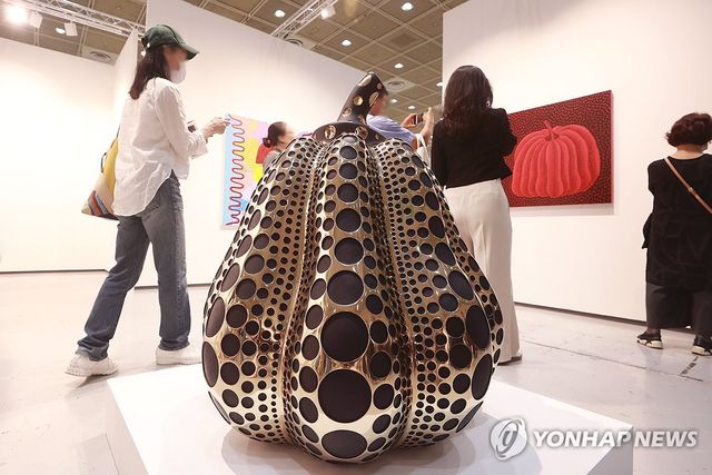 2023 프리즈서울에 전시된 구사마 야요이의 '호박'