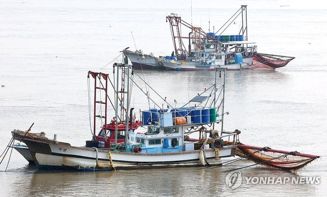 젓새우 조업에 분주한 꽁당배