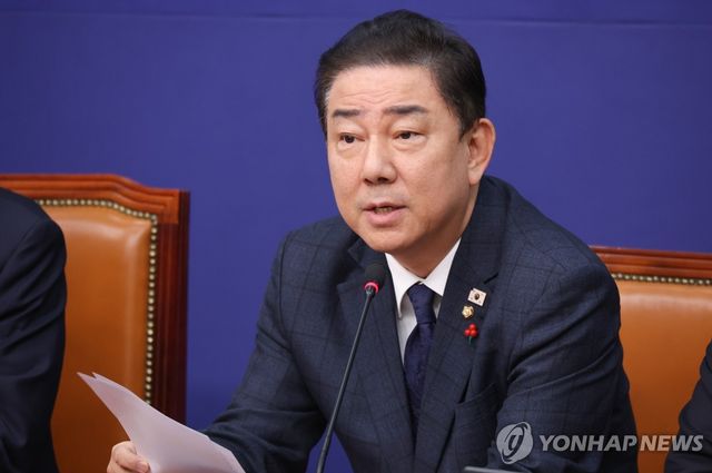 최고위원회의에서 발언하는 김병기 원내대표