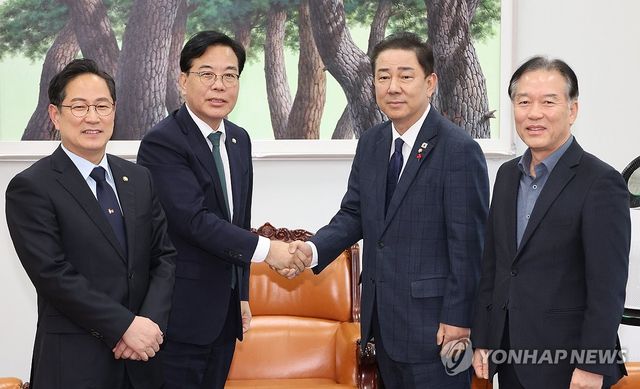 양당 원내대표, 법인세율·교육세 막판 협상