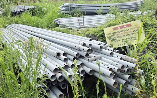 제주 곶자왈에 버려진 불법 폐기물