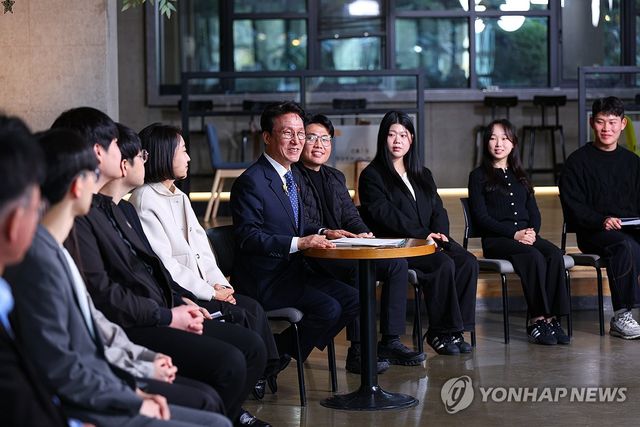 청년들 목소리에 귀 기울이는 김민석 국무총리