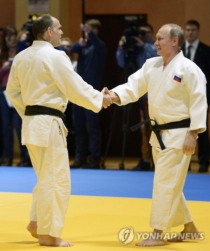 2016년 소치에서 열린 러시아 국가대표 훈련에서 유도복을 입은 블라디미르 푸틴 러시아 대통령(오른쪽) [AP 연합뉴스 자료사진. 재판매 및 DB 금지]