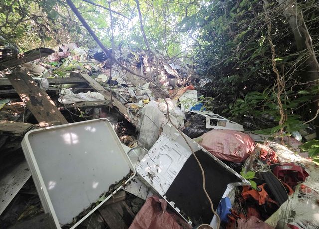 제주 곶자왈에 버려진 불법 폐기물