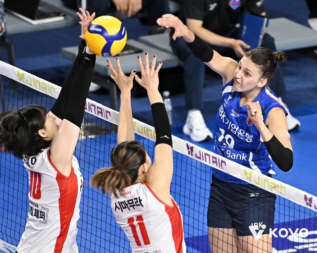 1라운드 때 IBK기업은행과 페퍼저축은행의 경기 장면