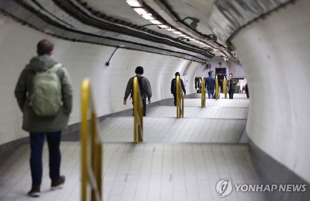 28일 출근시간대 시티 오브 런던의 지하철역