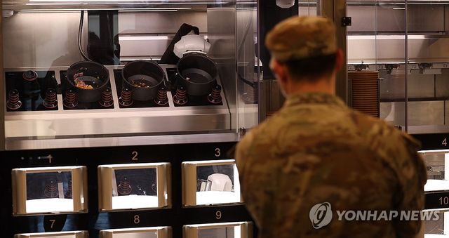 '미 육군 최초 자동화 식당'…대구 캠프 워커서 시범 운영