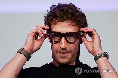 디스플레이 탑재 스마트안경을 쓴 마크 저커버그 메타 최고경영자(CEO)