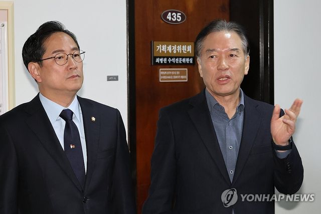 답변하는 기재위 여야 간사