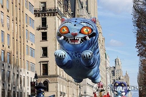 27일 뉴욕 추수감사절 퍼레이드에 등장한 '케데헌' 더피 풍선