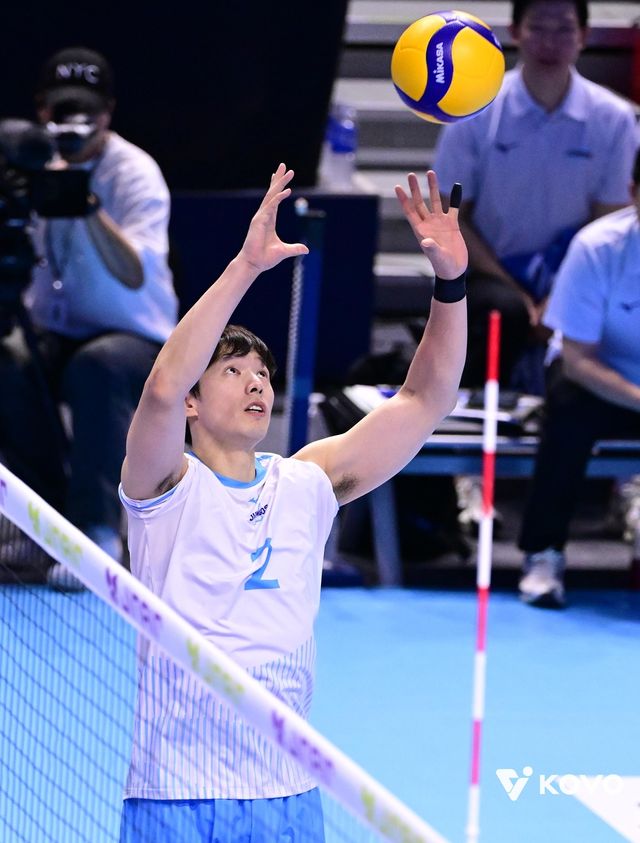 토스하는 대한항공의 한선수