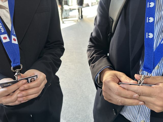 AIF 포럼의 일장기(왼쪽) 명찰 끈과 화웨이 로고(오른쪽) 명찰 끈 