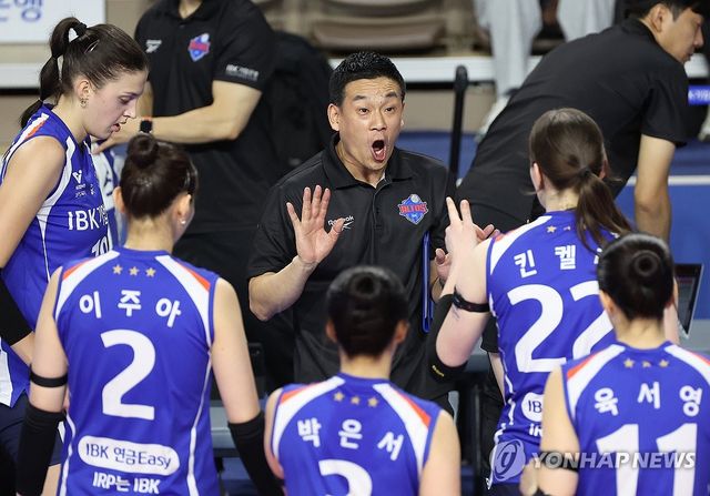 작전 지시하는 여오현 감독대행