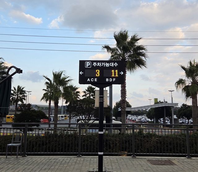 제주공항 P2 여객 장기주차장에 설치된 주차면 찾기 서비스 시스템