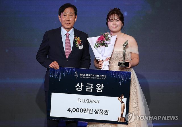 기념촬영하는 홍정민