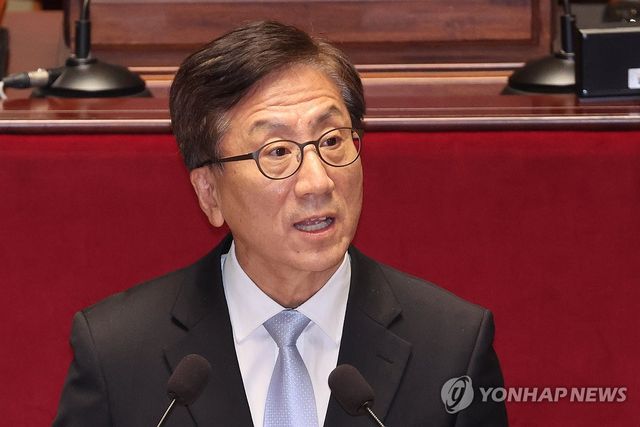 결산안 통과 후 인사말 하는 김인회 감사원장 권한대행