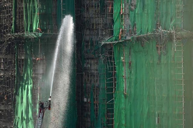 홍콩 아파트 화재 진화작업