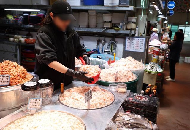 강화 추젓 담는 젓갈 상인