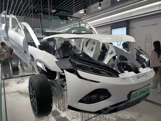 정저우 비야디 디스페이스에 전시된 BYD 해양 시리즈 '씰'