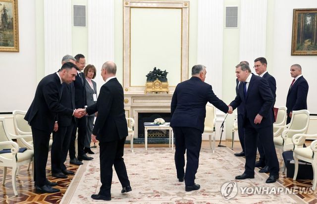 크렘린궁에서 만난 러시아, 헝가리 대표들