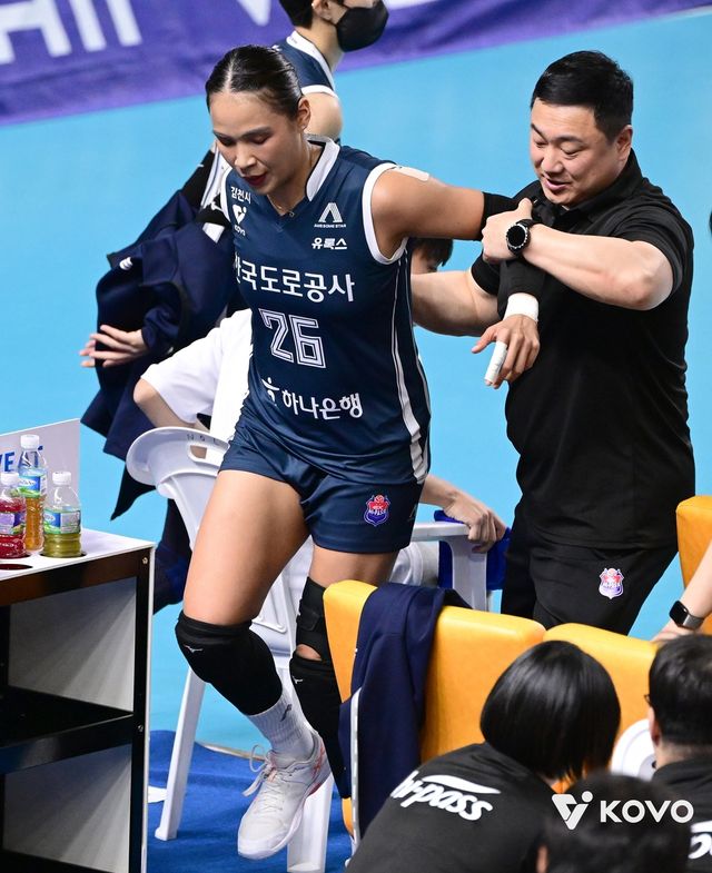 발목 부상으로 교체되는 도로공사의 타나차