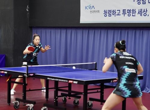 훈련하는 신유빈(왼쪽)과 김나영 