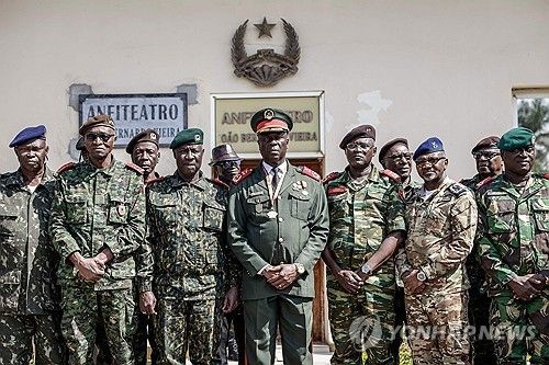 호르타 엔타(가운데) 기니비사우 신임 군정 수반과 지도부