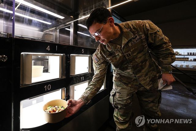 자동화 식당에서 급식받는 미군