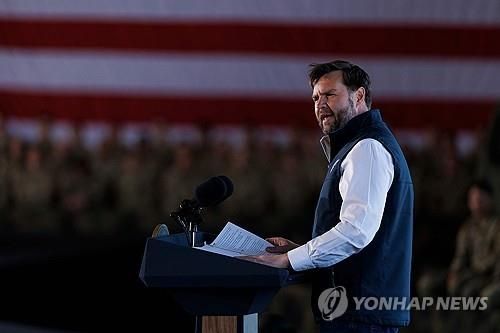 추수감사절 전날 군부대 행사서 연설하는 밴스 부통령