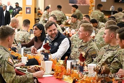 추수감사절 전날 군부대 행사 참석한 밴스 부통령 부부