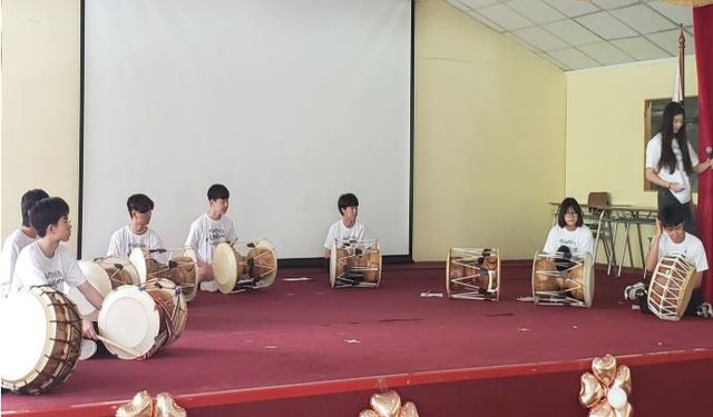 한국 전통 악기 장구 배우는 칠레 한글학교 학생들