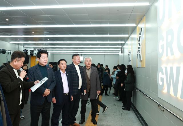 '언더그라운드 관악'을 둘러보는 박준희 구청장