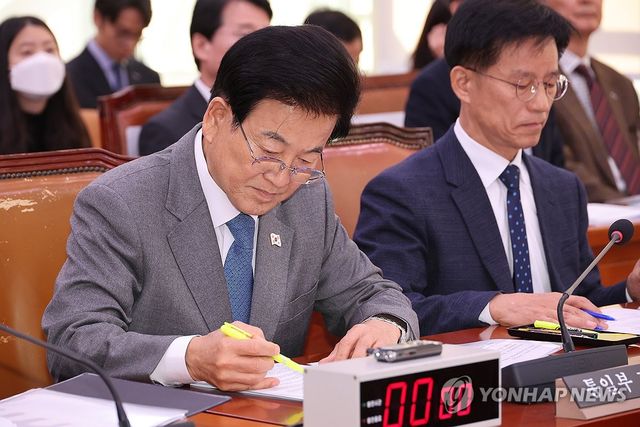 자료 살펴보는 정동영 통일부 장관