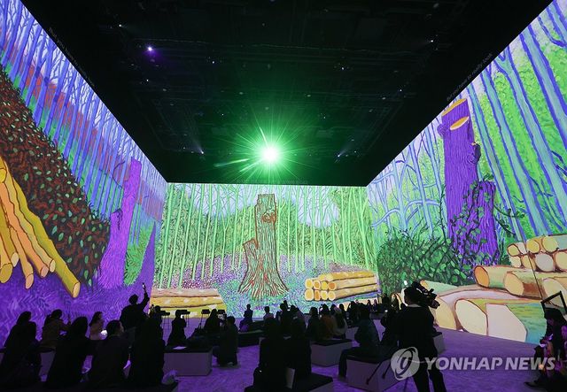 라이트룸 서울서 열린 데이비드 호크니 몰입형 전시