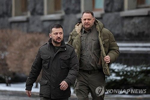 볼로디미르 젤렌스키 우크라이나 대통령(왼쪽)과 함께 우크라이나 전시체제를 이끌어온 안드리 예르마크 대통령 비서실장 [로이터 연합뉴스 자료사진. 재판매 및 DB 금지]