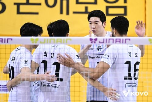 파이팅 외치는 현대캐피탈 선수들