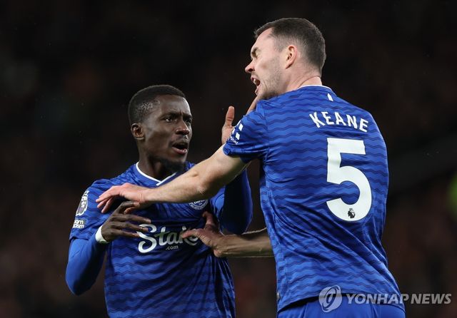 마이클 킨의 얼굴을 때리는 이드리사 게예(왼쪽)