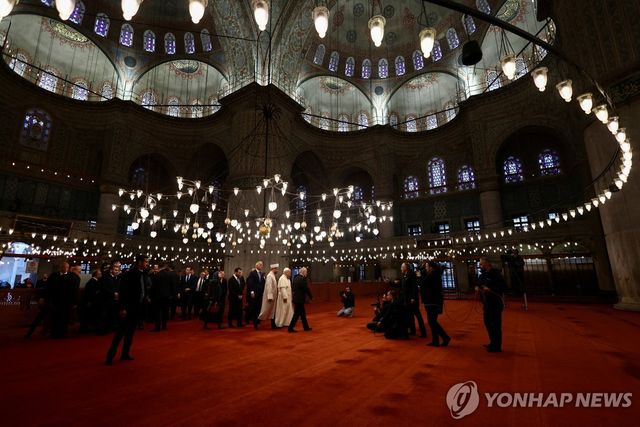 블루모스크 방문한 레오 14세 교황